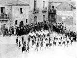 manifestazione piazza Vittorio Emanuele anni 20 circa) con personaggi dell'epoca       
